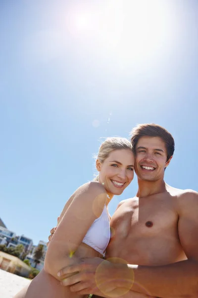 太陽がどこにあるとしても それが私たちを見つけるのです ビーチでロマンチックな一日を楽しむ幸せな若いカップルの肖像画 — ストック写真