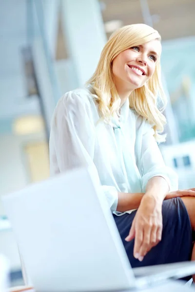 Biznesową Elegancję Piękna Korporacyjna Kobieta Siedząca Biurku Laptopem Obok Niej — Zdjęcie stockowe