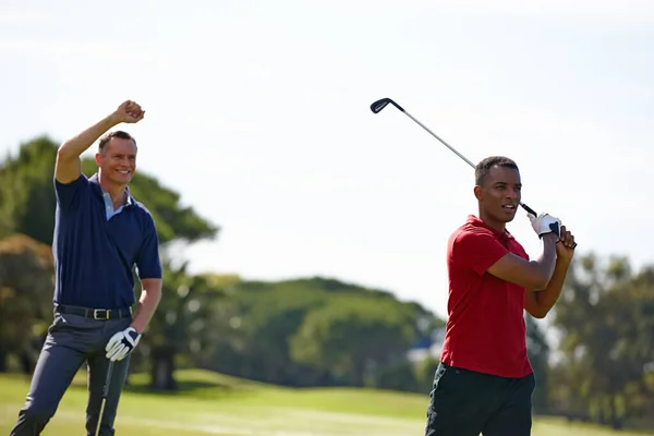Golf Spojuje Dva Pohlední Muži Hrající Golf — Stock fotografie