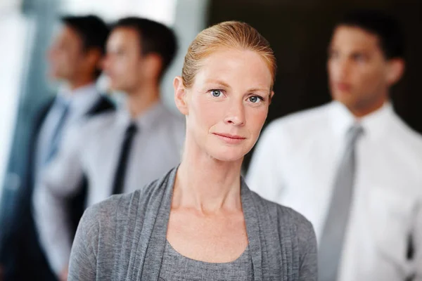 Shes Excellent Businesswoman Attractive Businesswoman Standing Her Coworkers Background — Stock Photo, Image