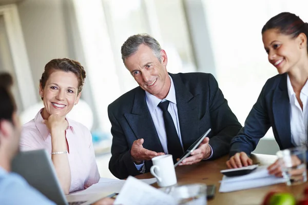 Discutir Todas Possibilidades Grupo Empresários Tendo Uma Reunião Discutindo Negócios — Fotografia de Stock