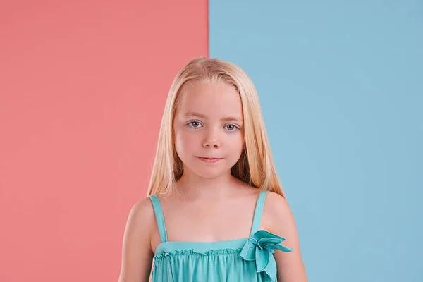 Каждого Человека Две Стороны Милая Маленькая Девочка Ярком Двухцветном Фоне — стоковое фото