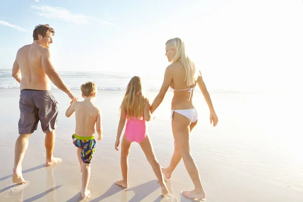 家族でビーチを楽しむ ビーチで家族の散歩のレビューショット — ストック写真