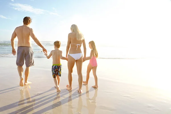 Enjoying View Family Rearview Shot Family Walking Beach — Stock Photo, Image