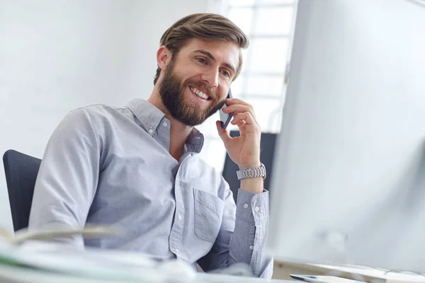 Service Met Een Glimlach Een Ontwerper Praten Zijn Telefoon Tijdens — Stockfoto