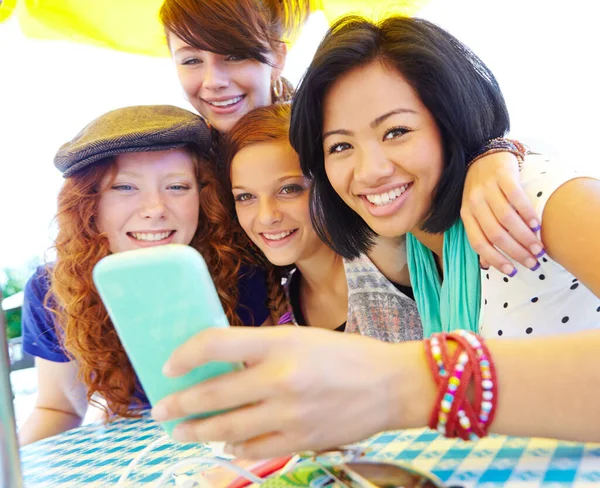 Tar Selfie Med Mina Tjejer Grupp Tonårsflickor Skrattar När Tittar — Stockfoto