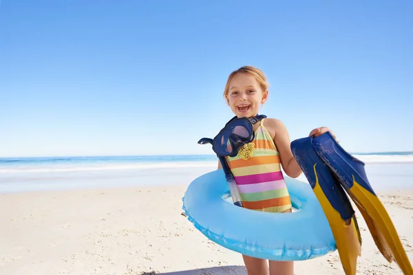 Pomożesz Założyć Płetwy Słodka Dziewczynka Stojąca Plaży Całym Swoim Sprzętem — Zdjęcie stockowe