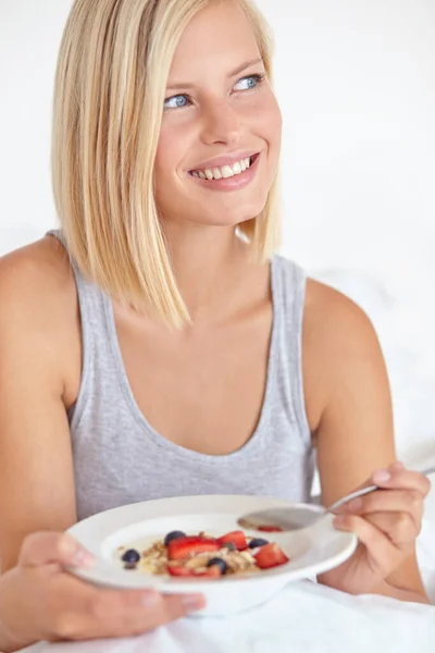 Forma Saludable Empezar Día Una Joven Atractiva Desayunando Cama — Foto de Stock
