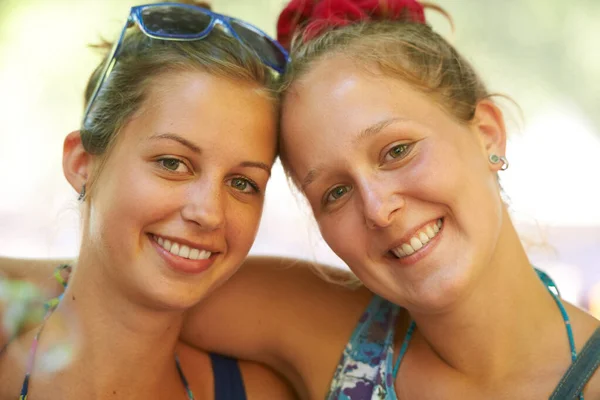 Megosztani Egy Különleges Pillanatot Két Boldog Női Barát Portréja Egy — Stock Fotó
