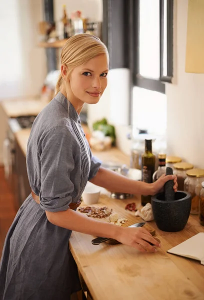 磨碎配料 一个年轻貌美的女子在乡村厨房做饭的画像 — 图库照片