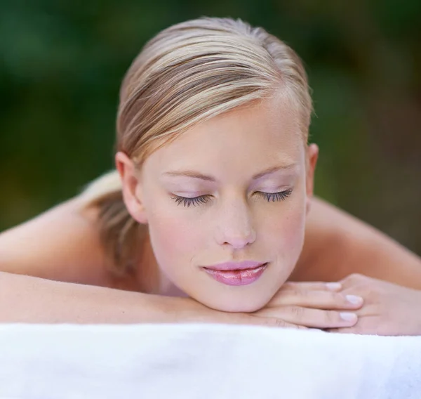 Shes Ready Deep Tissue Massage Attractive Young Woman Lying Her — Stock Photo, Image