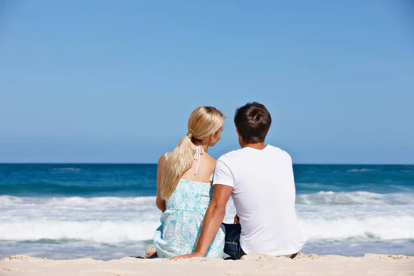 完璧な休暇だ 海の端に一緒に座って愛するカップルのレビューショット — ストック写真