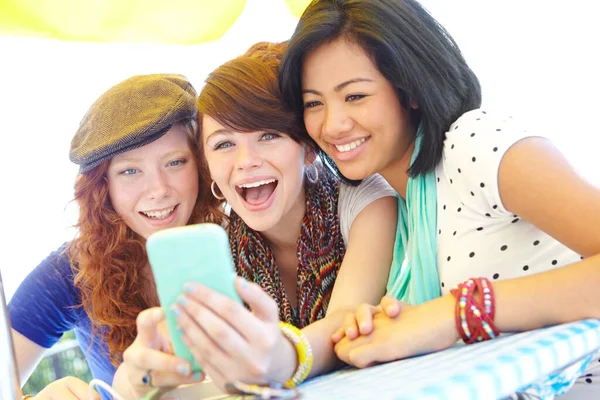What Funny Picture Group Adolescent Girls Laughing Look Something Smartphone — Stock Photo, Image