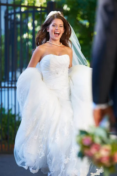彼女は彼に十分速く行けない 教会の敷地内を楽しそうに走る新しい花嫁の完全な長さのショット — ストック写真