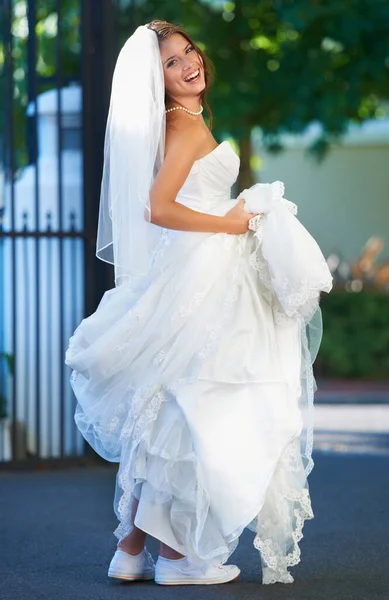 幸福只有新婚人才知道 新娘笑得开心极了 站在外面的时候回头看了看 — 图库照片