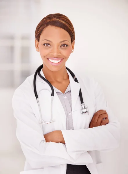 Har Bra Medicinsk Hjälp Ett Porträtt Etnisk Kvinnlig Läkare Med — Stockfoto