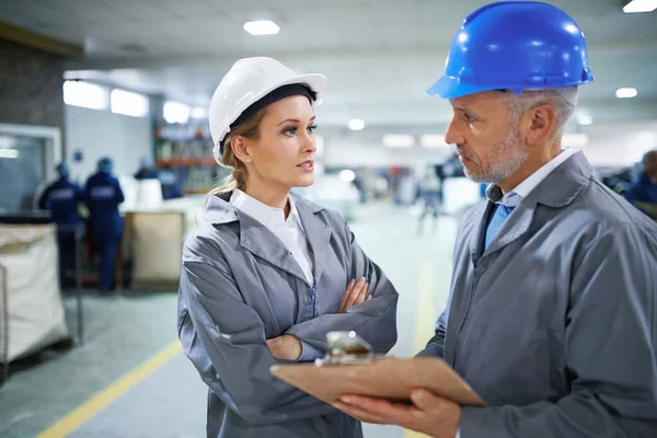 Discussing Logistics People Working Printing Packaging Distribution Factory — Stock Photo, Image