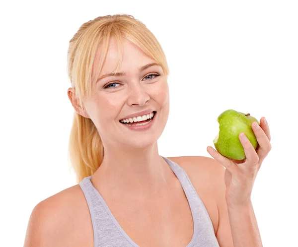 她总是做出健康的选择 一个年轻貌美的女人吃一个被白色隔离的苹果的工作室肖像 — 图库照片