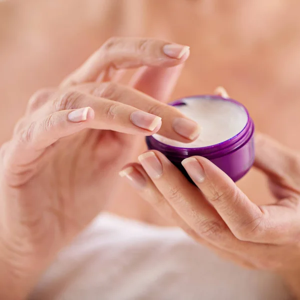 Her Miracle Cream Cropped Studio Shot Woman Holding Container Moisturizer — Stock Photo, Image