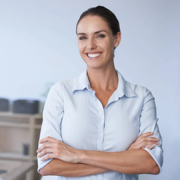 Pozytywność Miejscu Pracy Przycięte Ujęcie Uśmiechniętej Bizneswoman Biurze — Zdjęcie stockowe