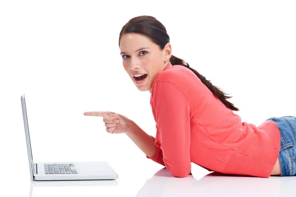 Laptop Chão Apontando Mulher Com Surpresa Desconto Loja Web Promoção — Fotografia de Stock