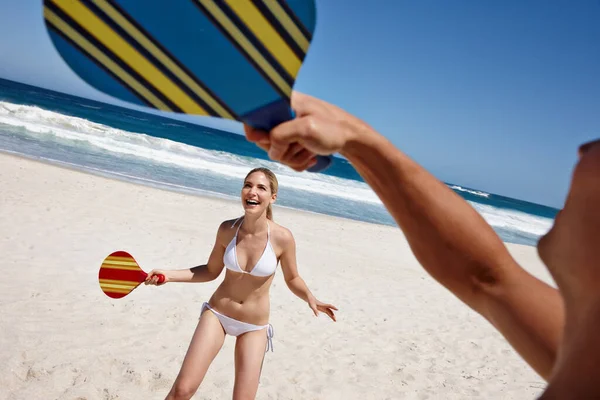 Youre Having Fun Its Summer Happy Young Couple Enjoying Game — Stock Photo, Image