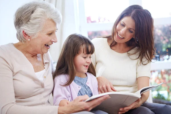 Maior Presente Uma Paixão Pela Leitura Uma Família Três Gerações — Fotografia de Stock