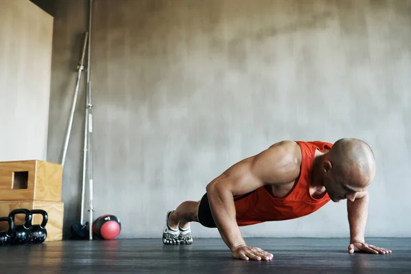 Workout Muscular Man Doing Gym Studio Push Exercise Health Performance — Stock Photo, Image
