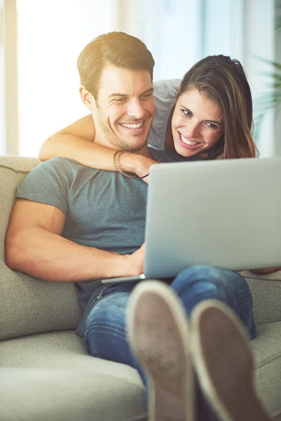リラックスした週末の閲覧 自宅のノートパソコンを使っている若いカップルが — ストック写真