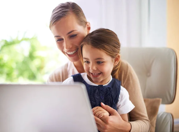 Showing Her How Surf Mother Daughter Sitting Laptop Indoors — Stock Photo, Image