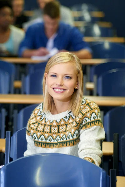 Estoy Dando Futuro Mejor Oportunidad Retrato Estudiante Universitario Sonriente Sentado —  Fotos de Stock