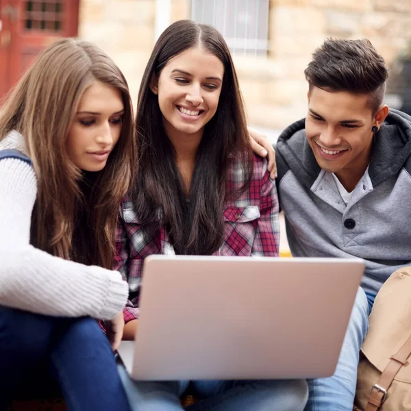 Studenti Laptop Ricerca Nel Campus Progetto Gruppo Diversità Educazione Online — Foto Stock