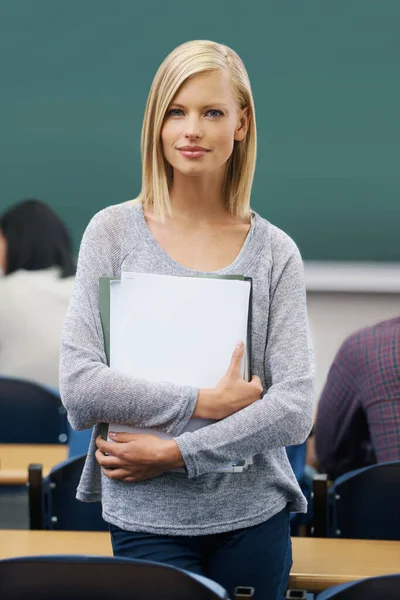 她喜欢学习 一个女学生站在教室里 — 图库照片