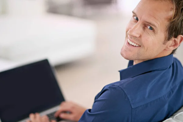 Descontrair Online Retrato Homem Bonito Usando Seu Laptop Casa — Fotografia de Stock