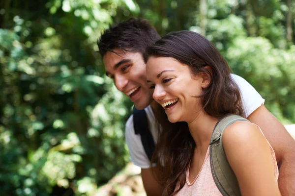 欣赏风景 一对年轻夫妇在森林中远足 — 图库照片