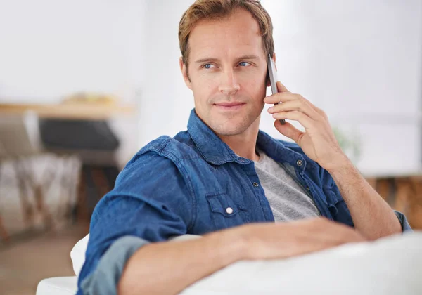 Conversas Sofá Homem Bonito Falando Telefone Enquanto Relaxa Casa — Fotografia de Stock