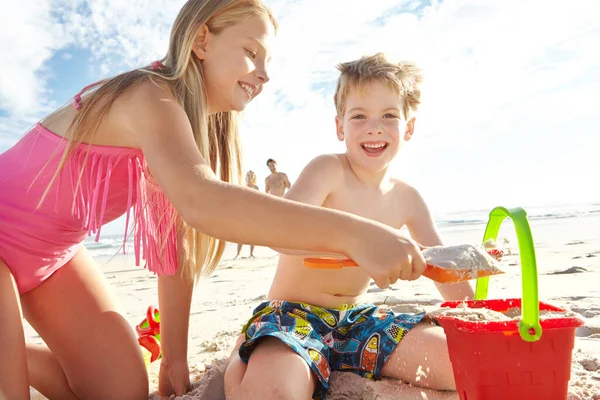 Siblings Sunlight Young Brother Sister Building Sandcastle Beach While Parents — Stock Photo, Image