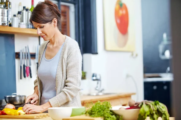Taze Malzemelerden Iyi Yemek Yapmak Çekici Bir Kadın Mutfak Tezgahında — Stok fotoğraf