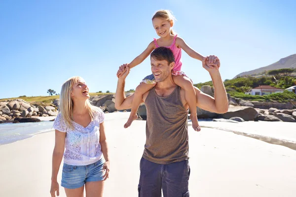 完璧な家族の休日だ ビーチを散歩している幸せな若い家族が — ストック写真