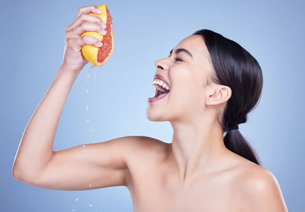 Šťastná Smíšená Rasa Držící Grapefruit Hispánský Model Podporující Kožní Výhody — Stock fotografie