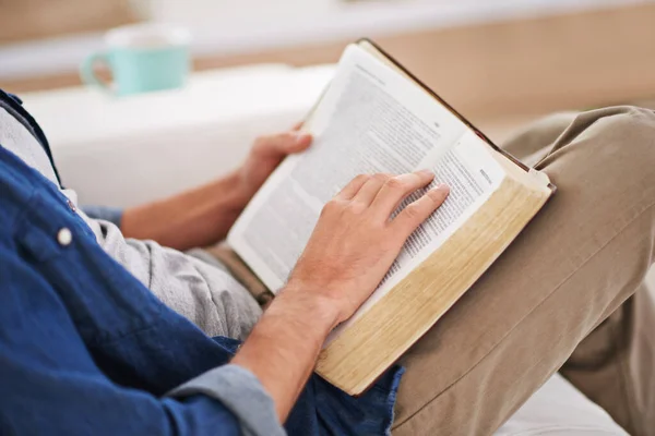 Czytam Mądre Słowa Człowiek Czytający Biblię Domu — Zdjęcie stockowe