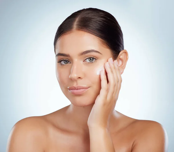 Portrait Beautiful Woman Applying Face Cream While Posing Copyspace Caucasian —  Fotos de Stock