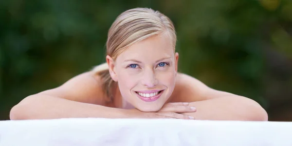 Espera Massagista Retrato Uma Jovem Mulher Atraente Deitada Sua Frente — Fotografia de Stock