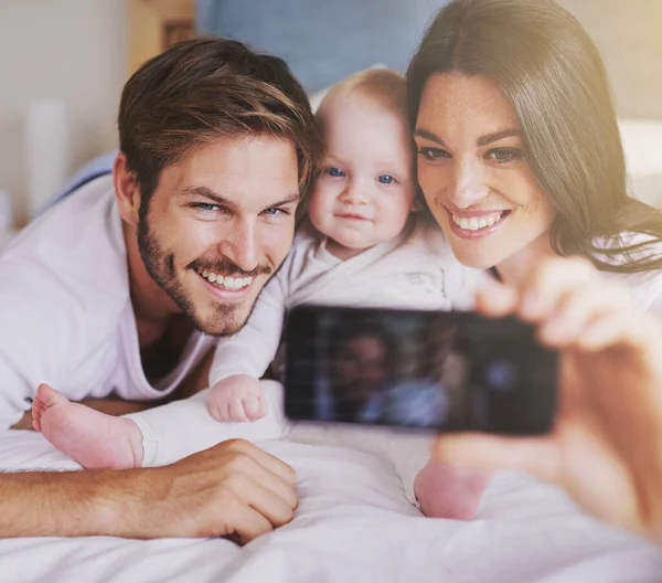 Família Feliz Pais Selfie Bebê Cama Casa Por Amor Cuidado — Fotografia de Stock
