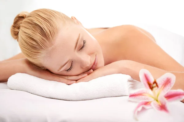 Letting Her Worries Slip Away Woman Lying Massage Table Spa — Stock Photo, Image