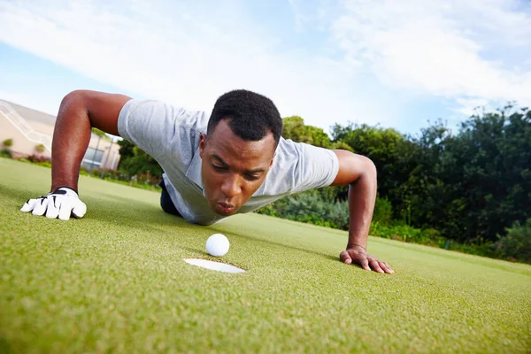 Centimètre Succès Bel Homme Essayant Souffler Balle Golf Dans Trou — Photo