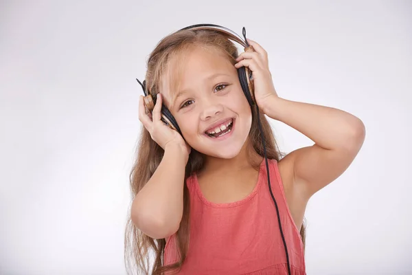 Музыкальное Восприятие Начинается Рано Маленькая Девочка Слушает Музыку Через Наушники — стоковое фото