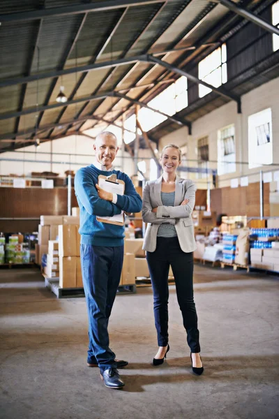 私たちは作る国際配送物流簡単に見える 流通倉庫に立つ二人の管理者の肖像 — ストック写真