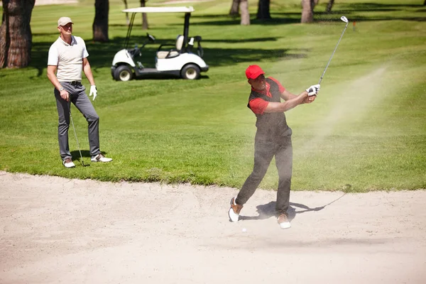 ゴルフに乗るんだ 2人のハンサムな男性がゴルフをしていて — ストック写真