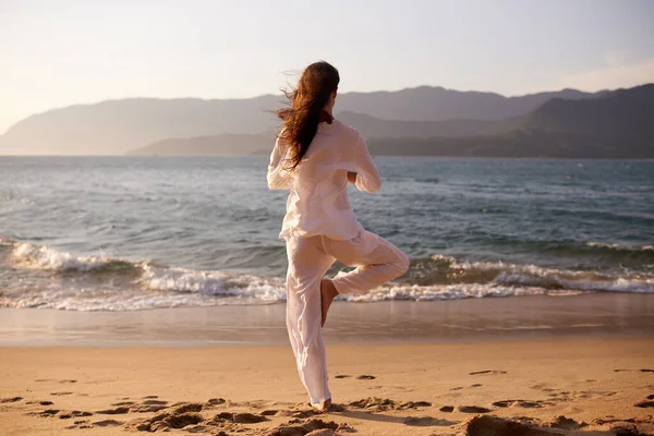 Leven Het Geluid Van Vrede Een Jonge Vrouw Doet Yoga — Stockfoto